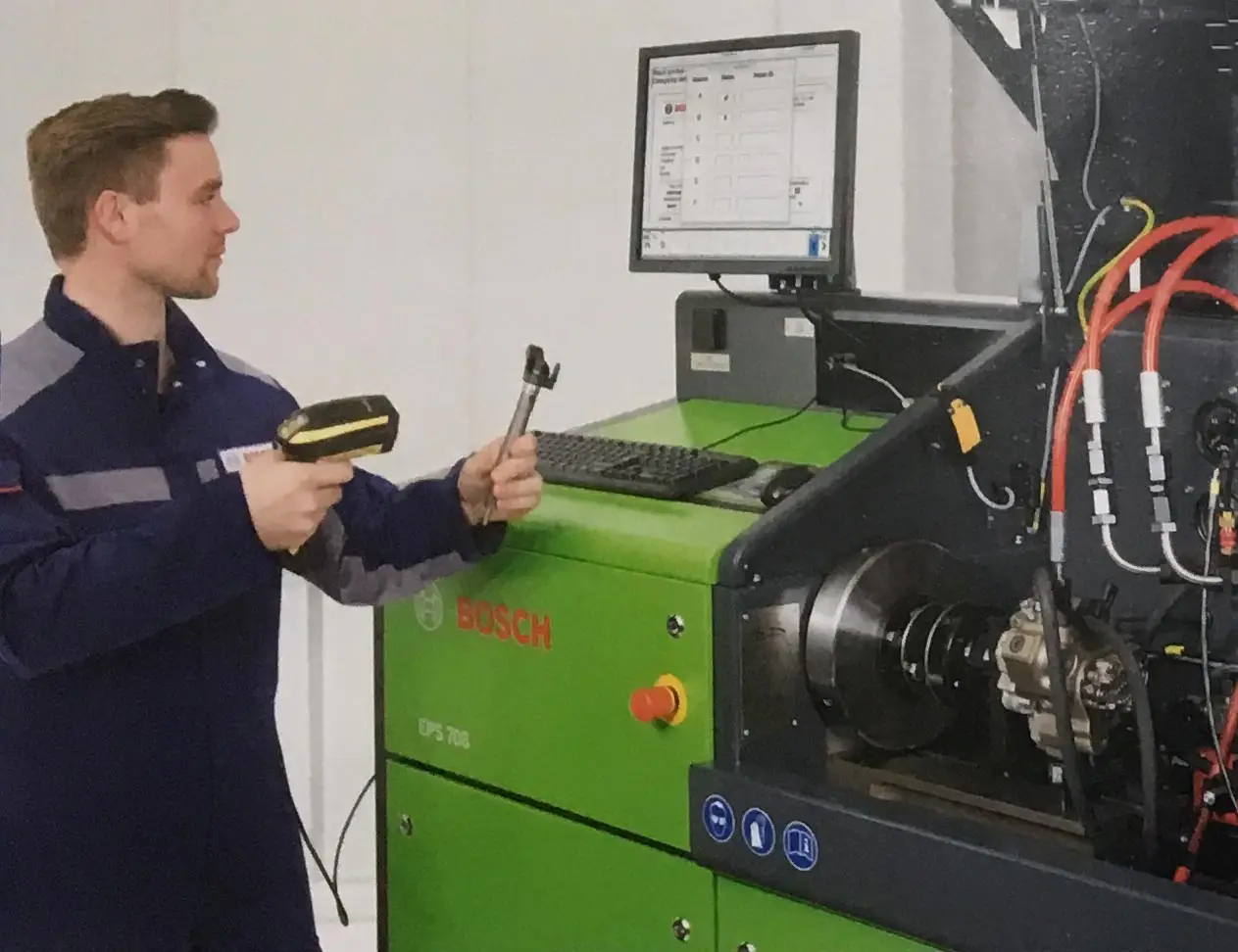 técnico trabajando con la máquina de calibración